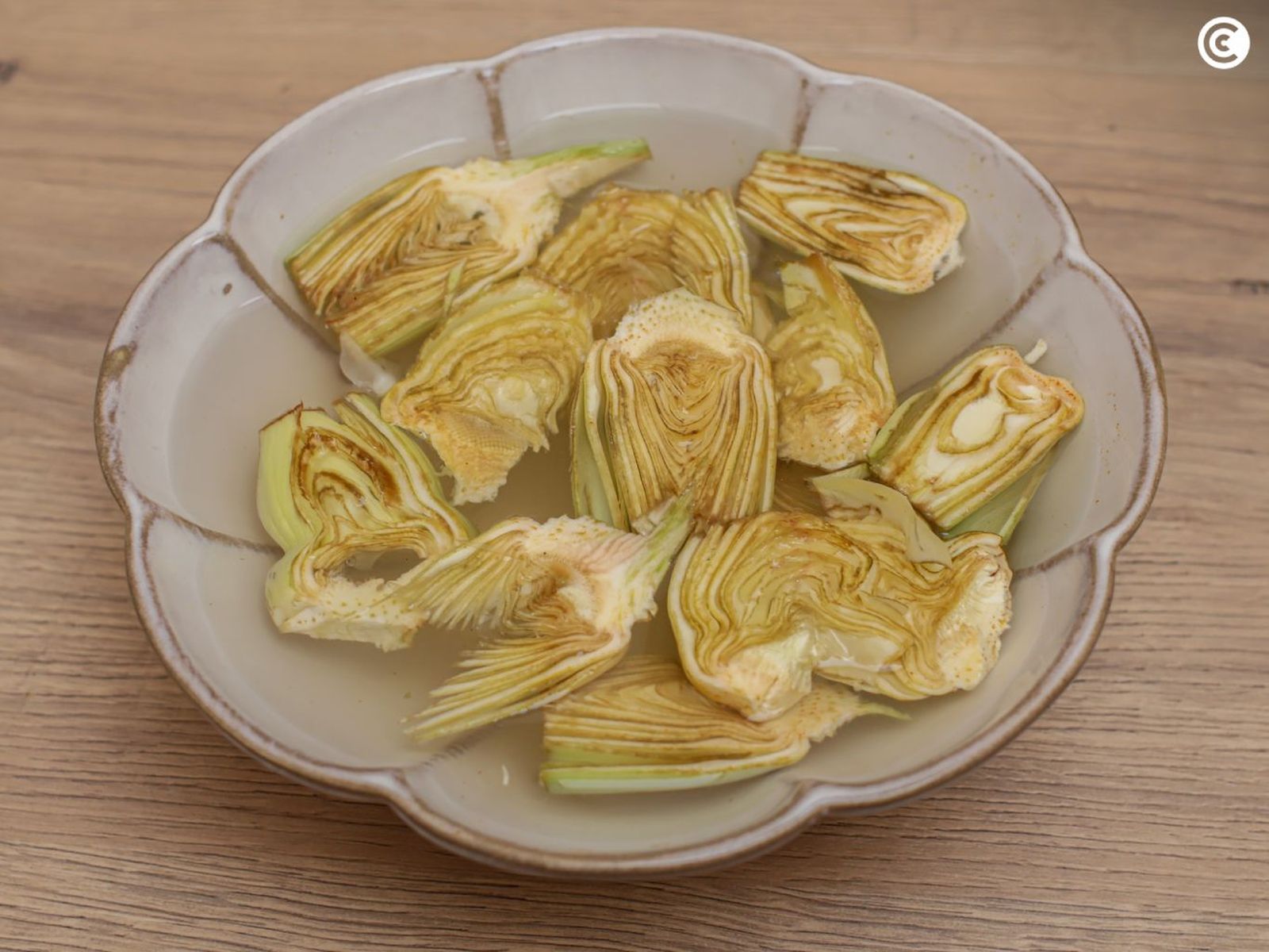 Alcachofa en agua y limón para hacer chips