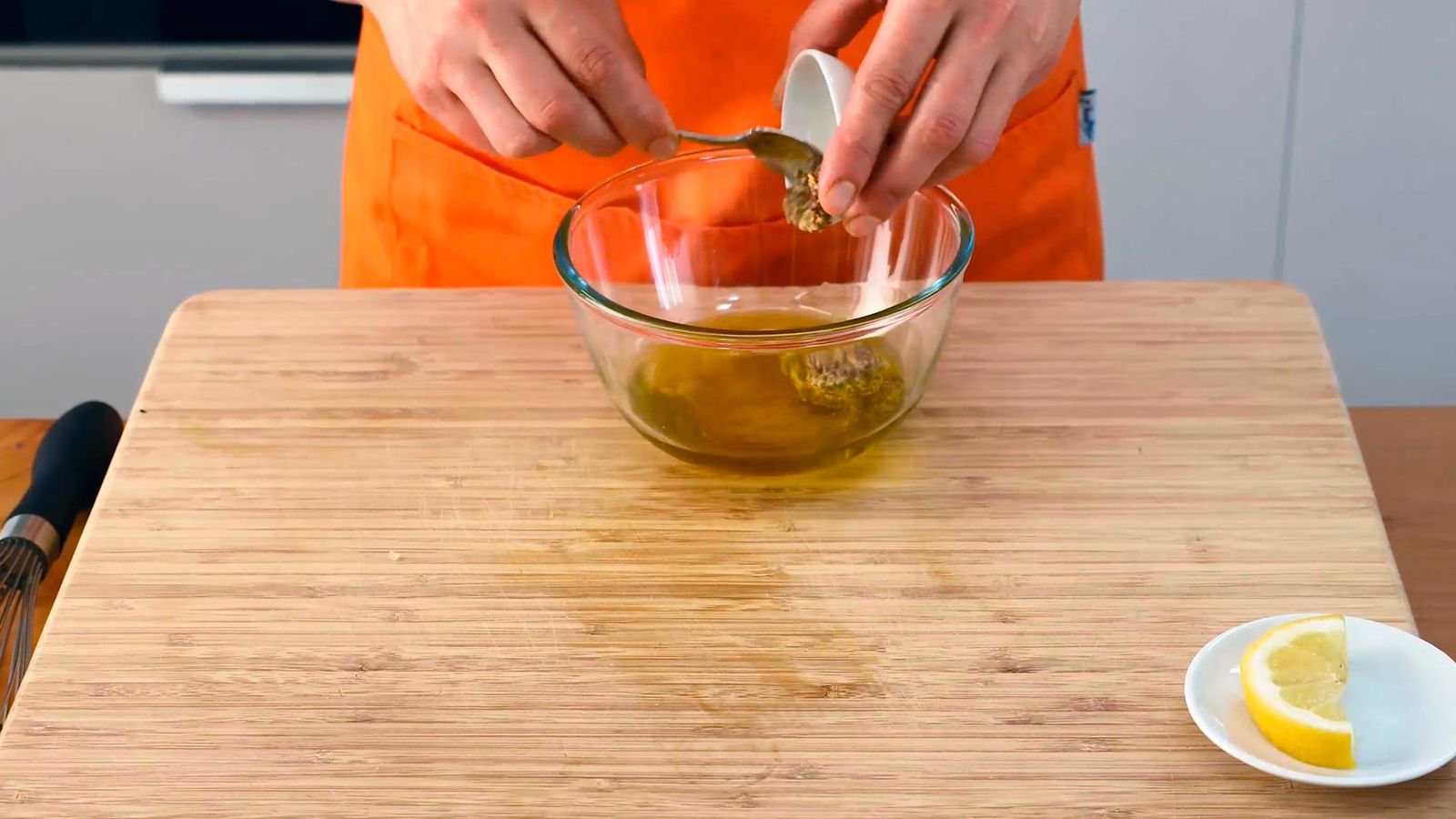 Receta de ensalada templada con queso de cabra, cebolla caramelizada y nueces paso 1 Receta de ensalada templada con queso de cabra, cebolla caramelizada y nueces paso 1