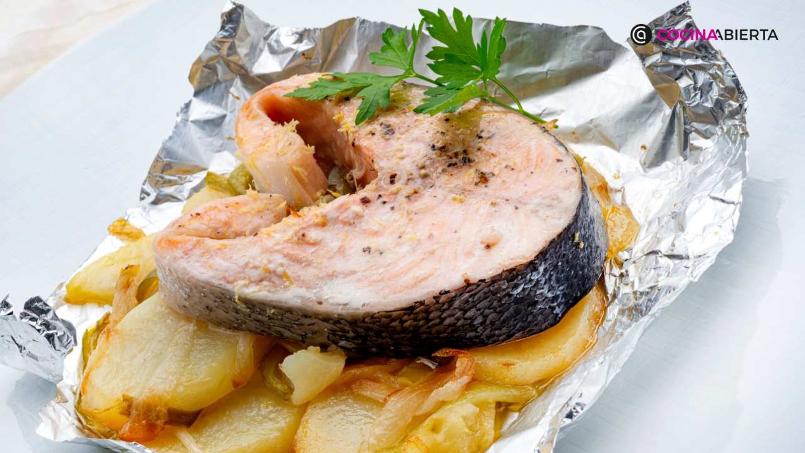 Salmón en papillote con patatas panaderas