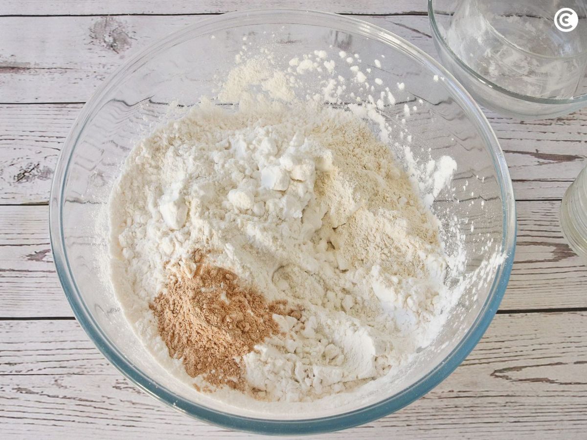 Mezcla los ingredientes secos del pan sin gluten
