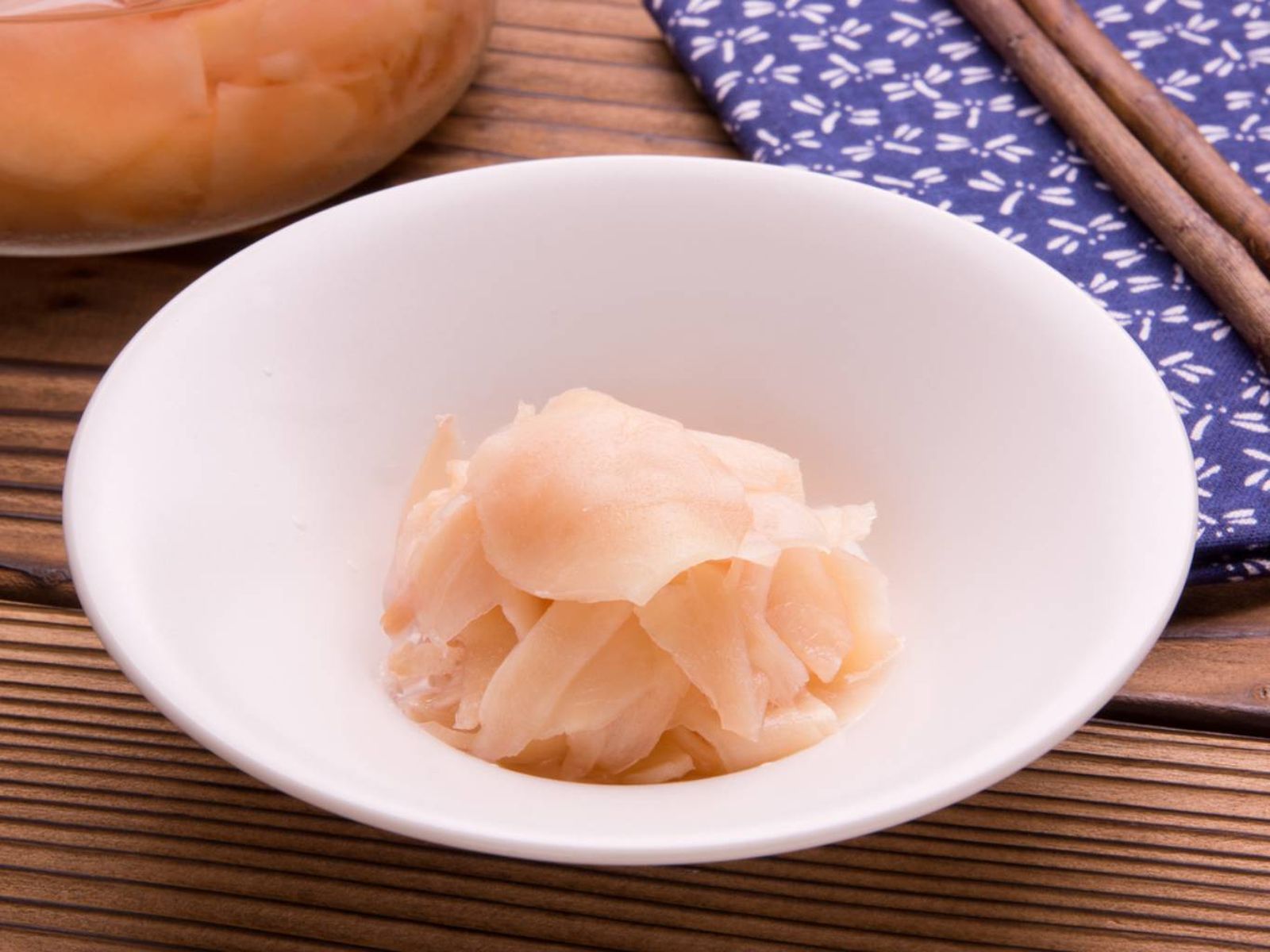 Jengibre encurtido al estilo japonés, ideal para acompañar platos como el sushi o carnes a la plancha. Jengibre encurtido al estilo japonés, ideal para acompañar platos como el sushi o carnes a la plancha.