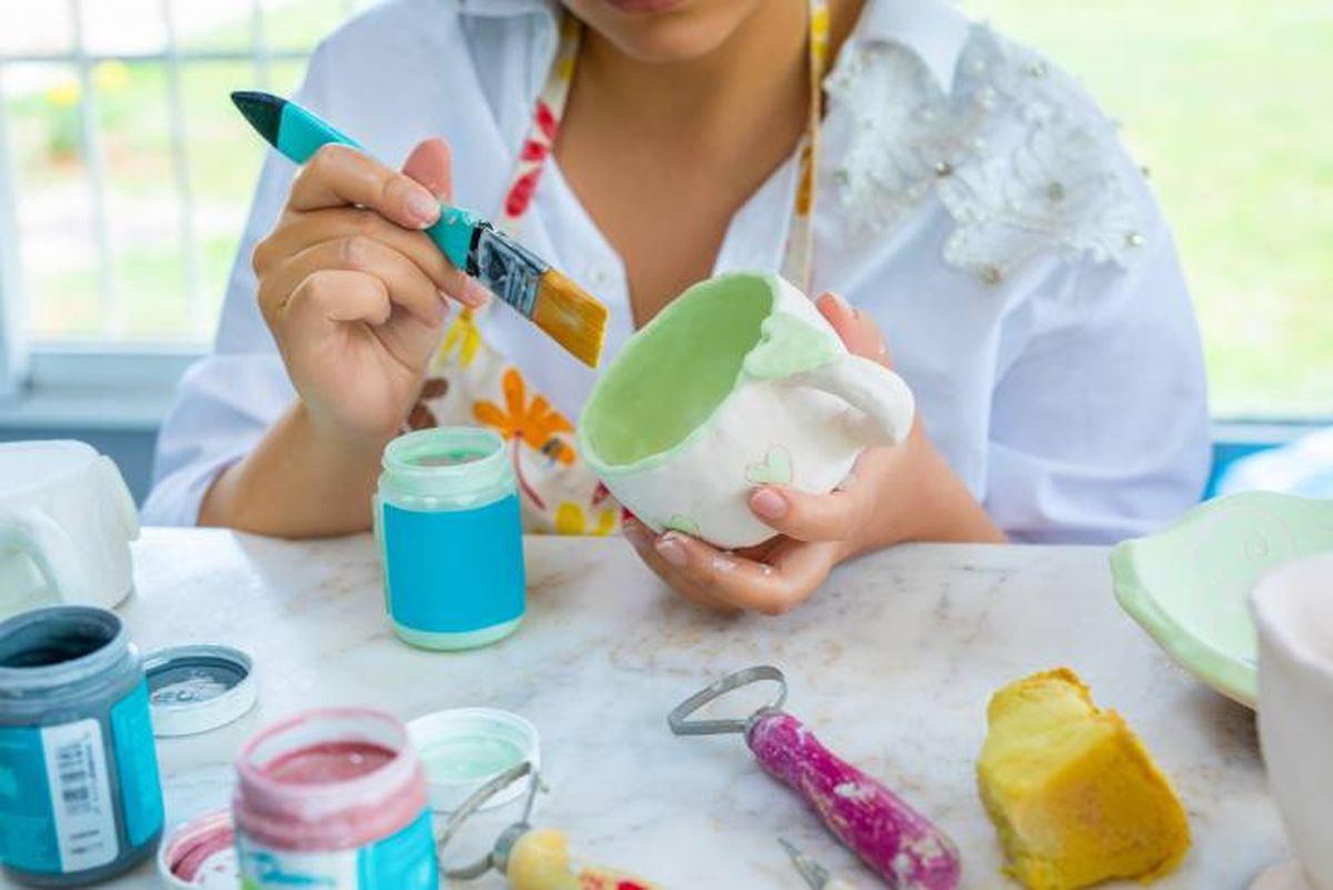 Pintar taza artesanal.