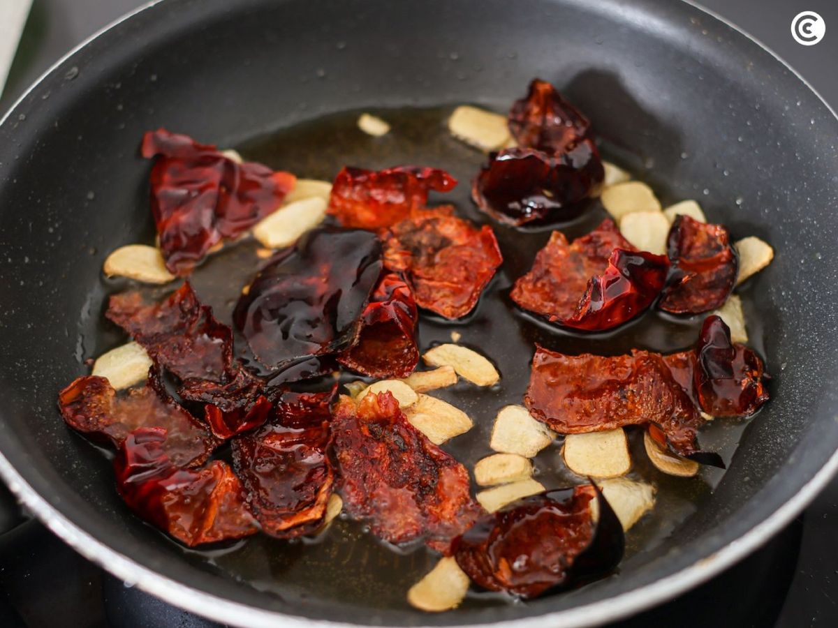 Freír las ñoras para hacer salmorreta