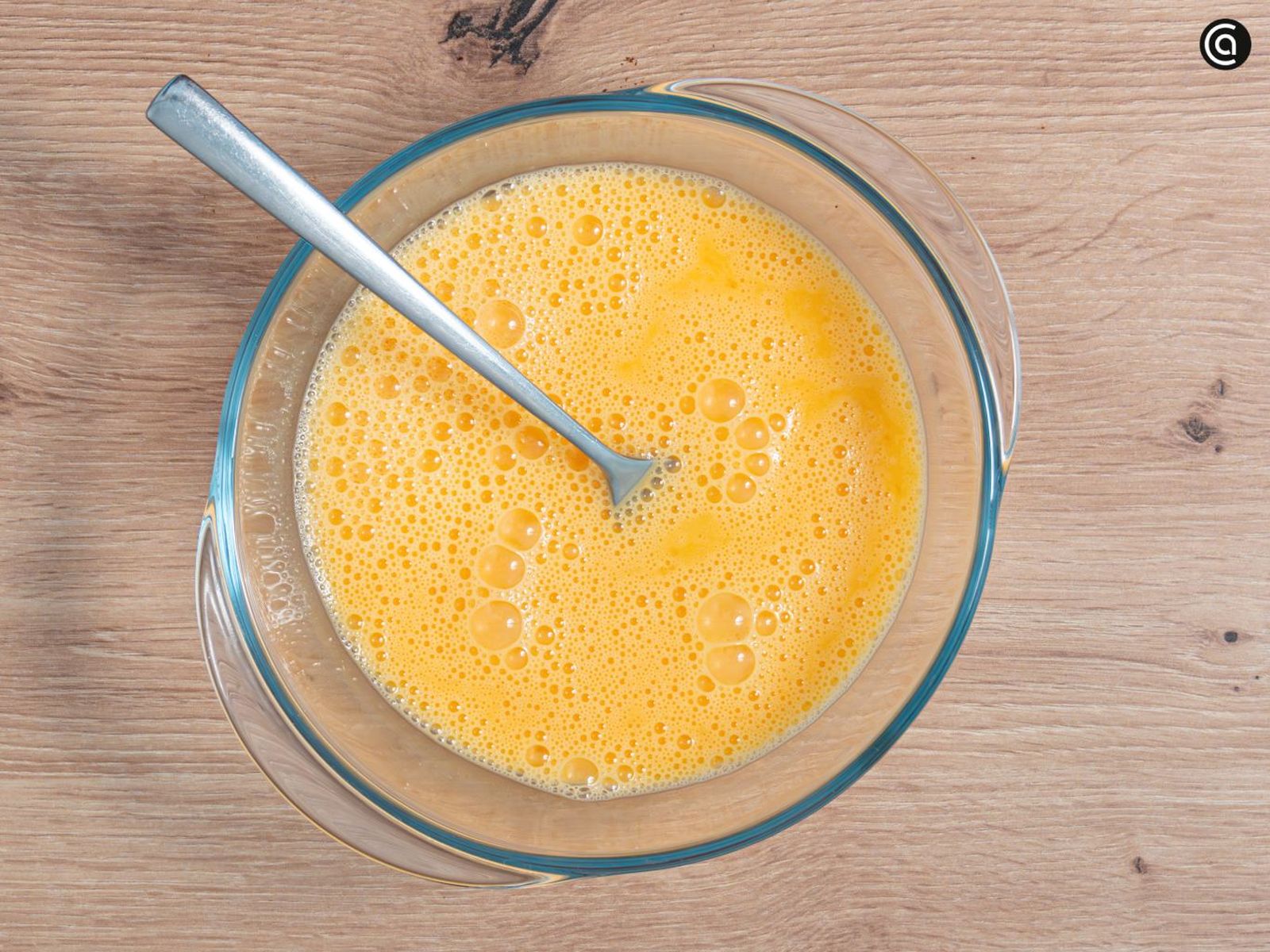 Bate los huevos para las torrijas de horchata