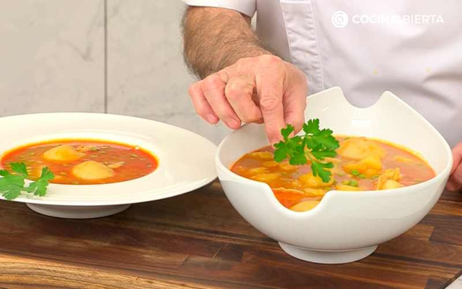 Sirve el guiso de sepia con patatas y guisantes Sirve el guiso de sepia con patatas y guisantes