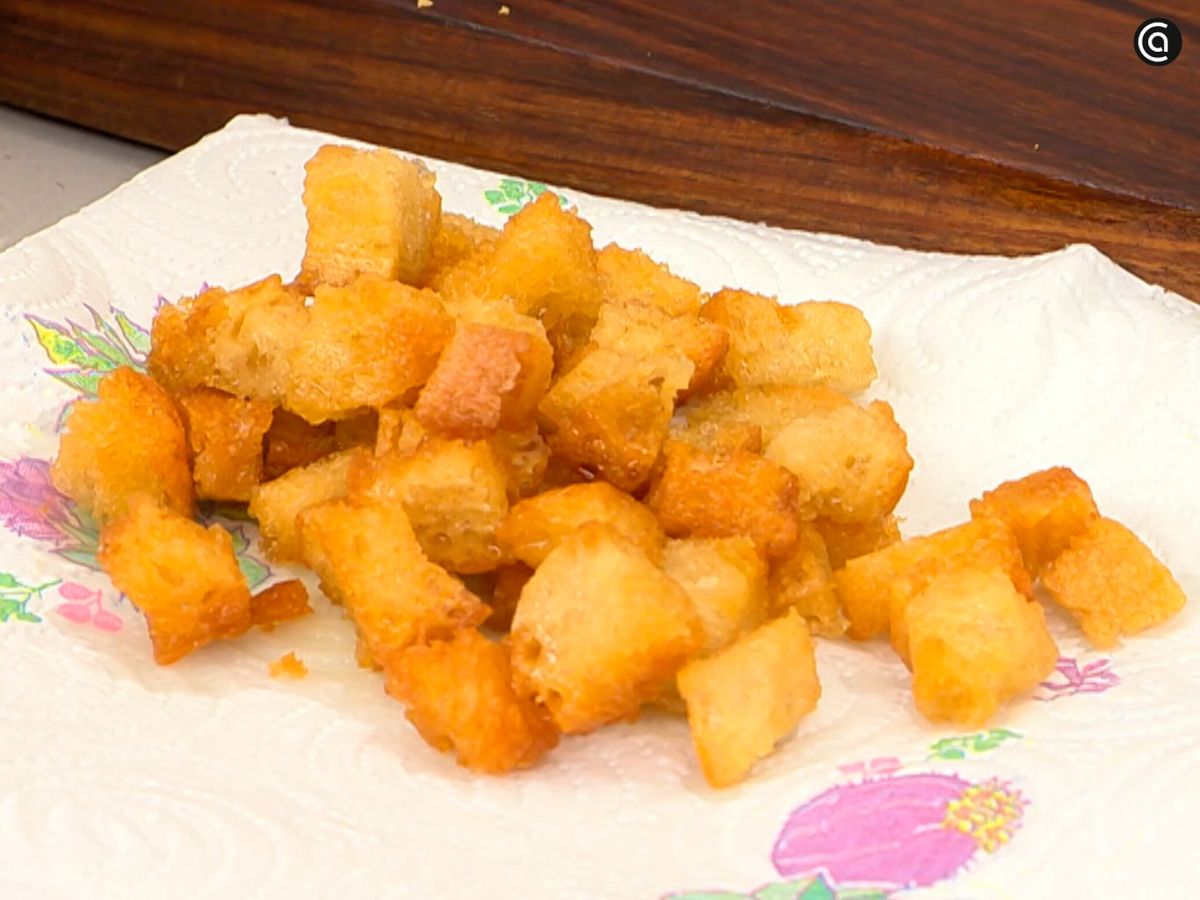 Dora los dados de pan en una sartén con aceite