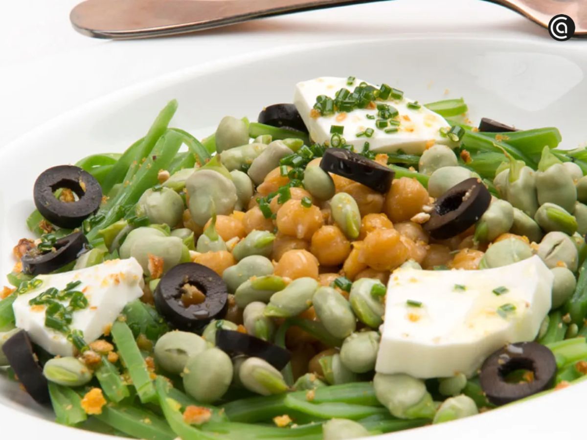 Ensalada de garbanzos con judías verdes y queso: color, frescura y energía en un solo tupper.