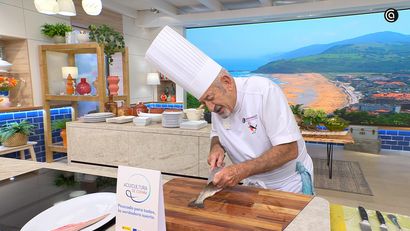 Karlos Arguiñano, limpiando una trucha para cocinar trucha a la navarra, en Cocina Abierta