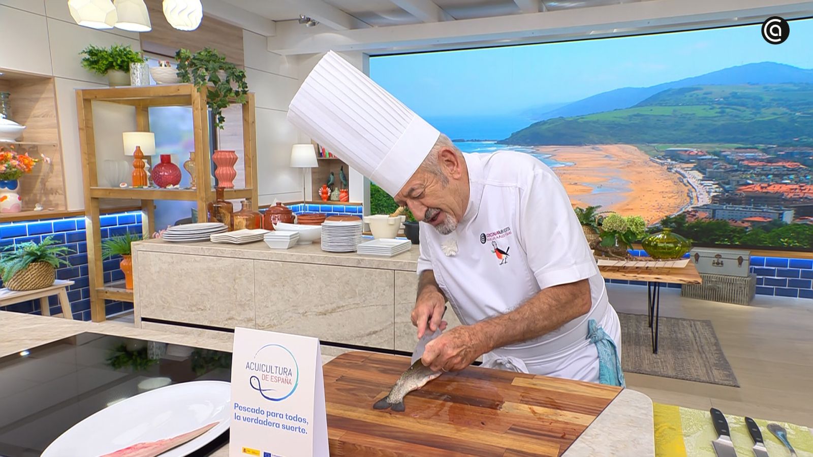 Karlos Arguiñano, limpiando una trucha para cocinar trucha a la navarra, en Cocina Abierta