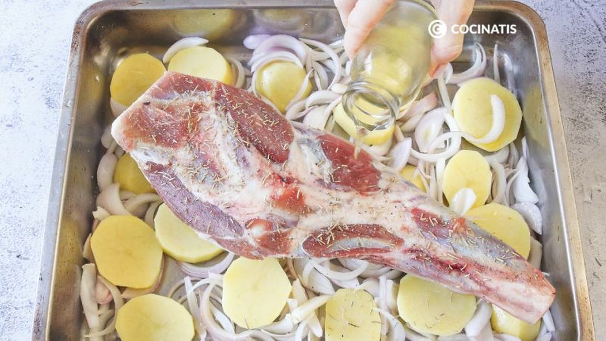 Paletilla de cordero con patatas, cebolla y vino blanco