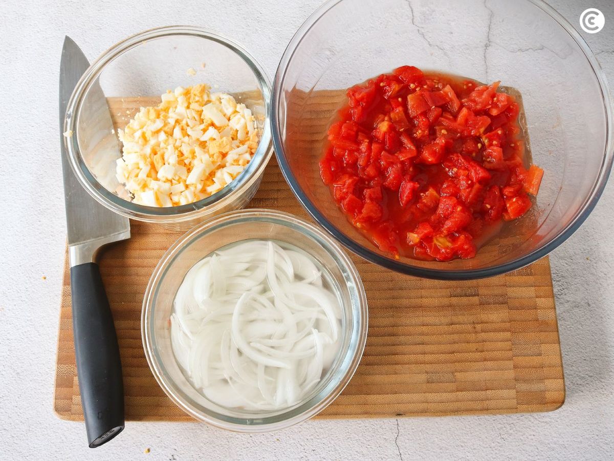 Preparar los ingredientes de la ensalada murciana