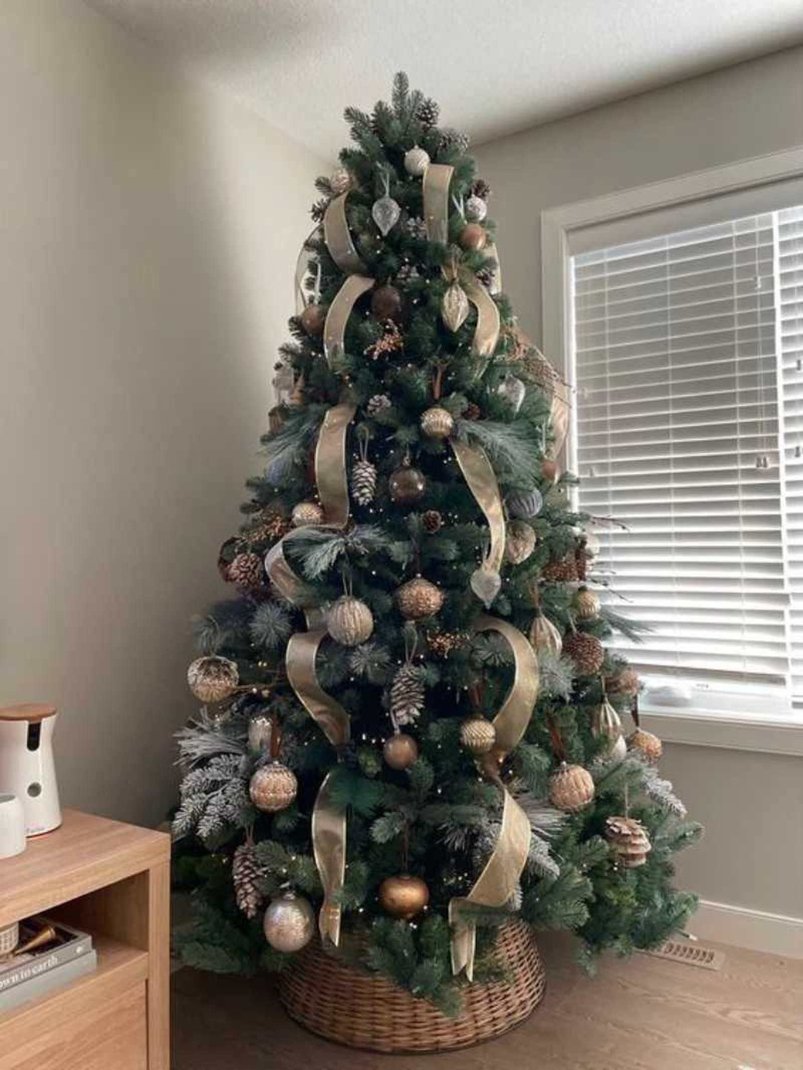 Árbol de Navidad verde con decoración acogedora. Árbol de Navidad verde con decoración acogedora.