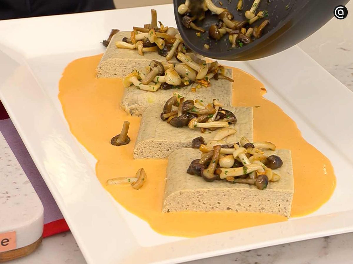 Sirve el pastel de setas con crema de txistorra