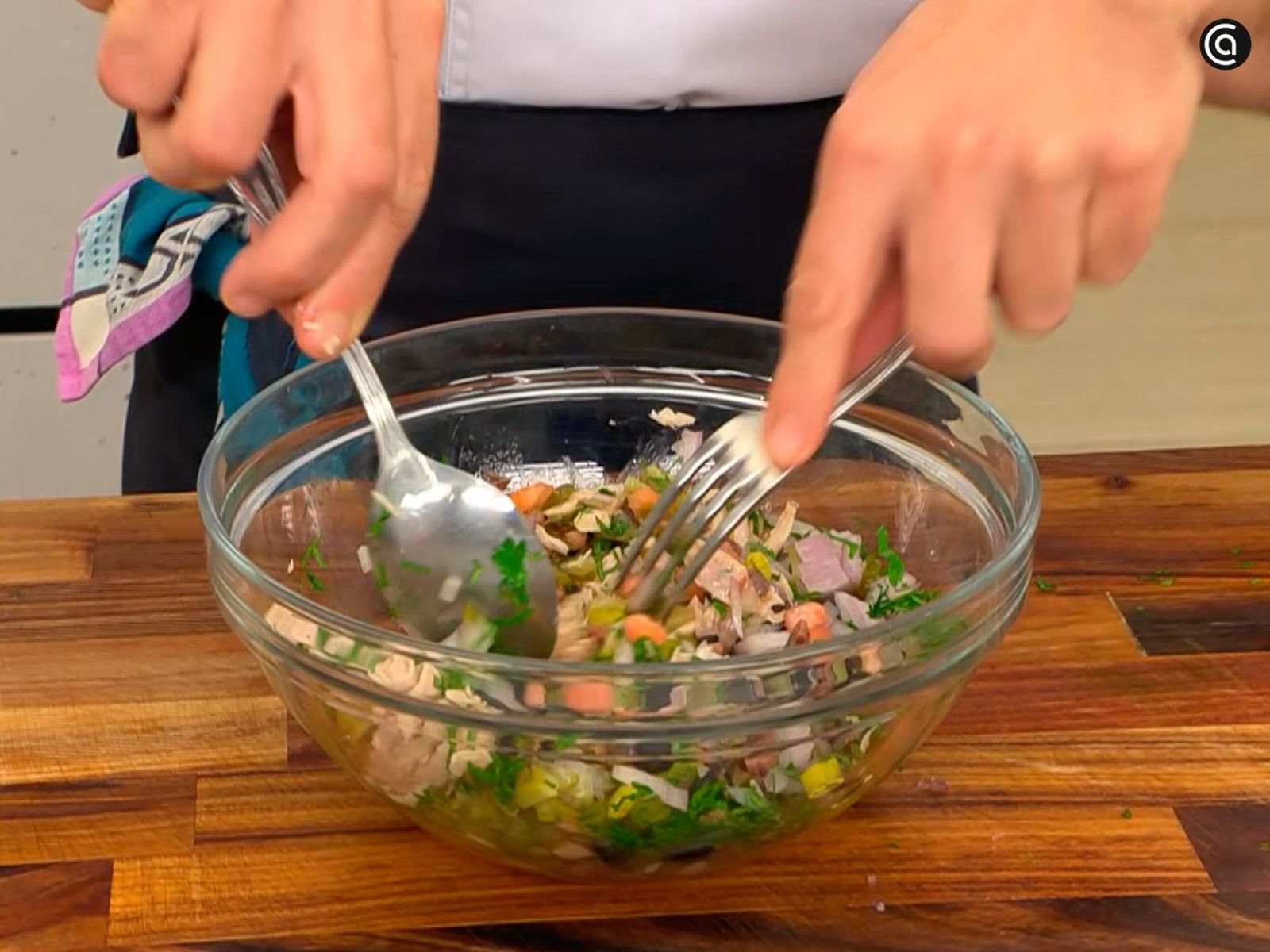 Corta los ingredientes en trozos pequeños y mézclalos Corta los ingredientes en trozos pequeños y mézclalos