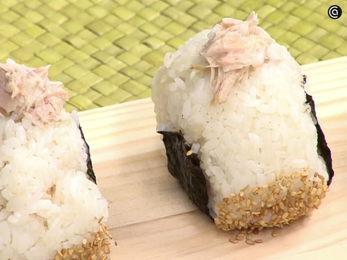Decora los onigiris con alga nori y semillas de sésamo