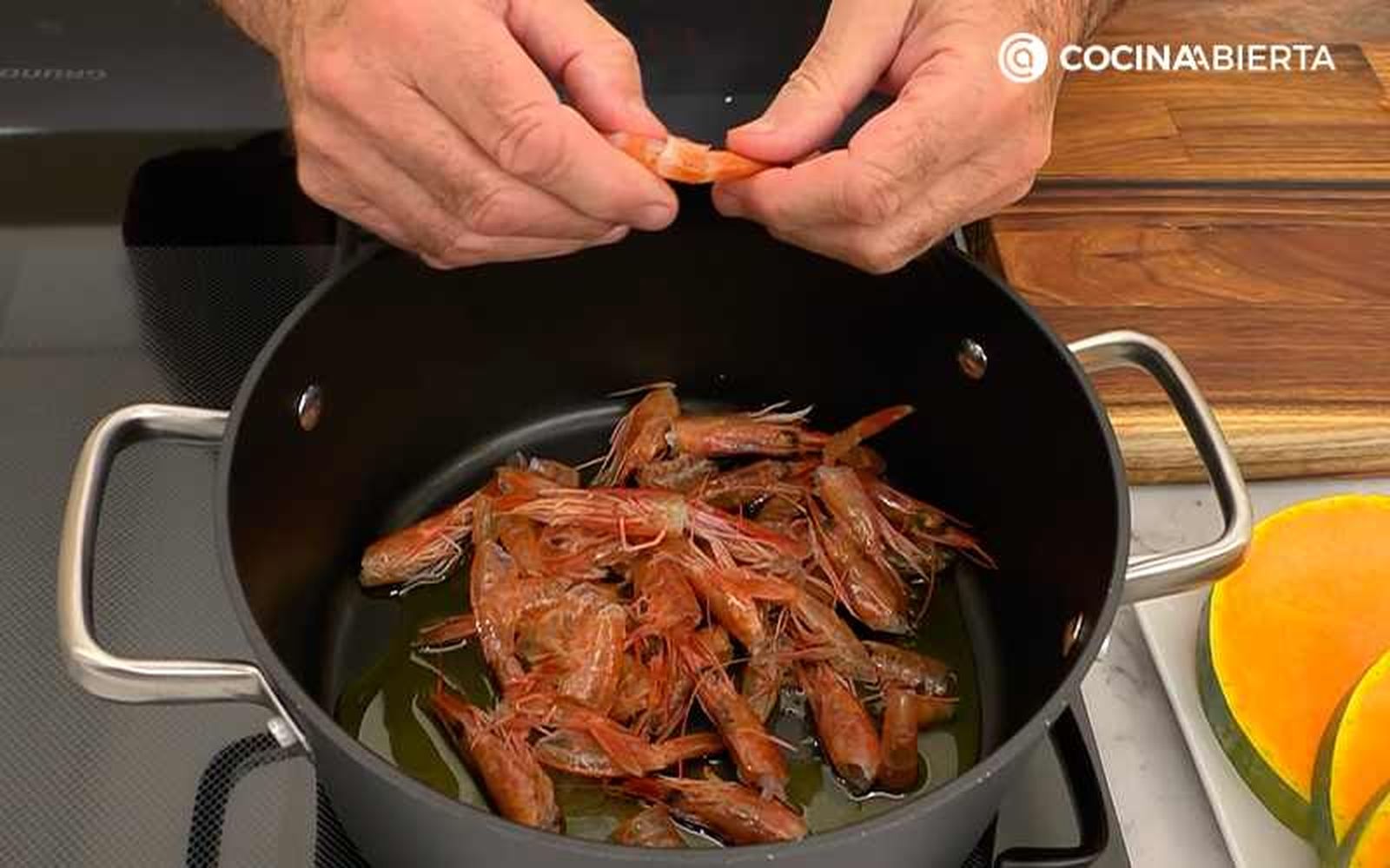 Prepara el caldo con las cabezas de las gambas Prepara el caldo con las cabezas de las gambas