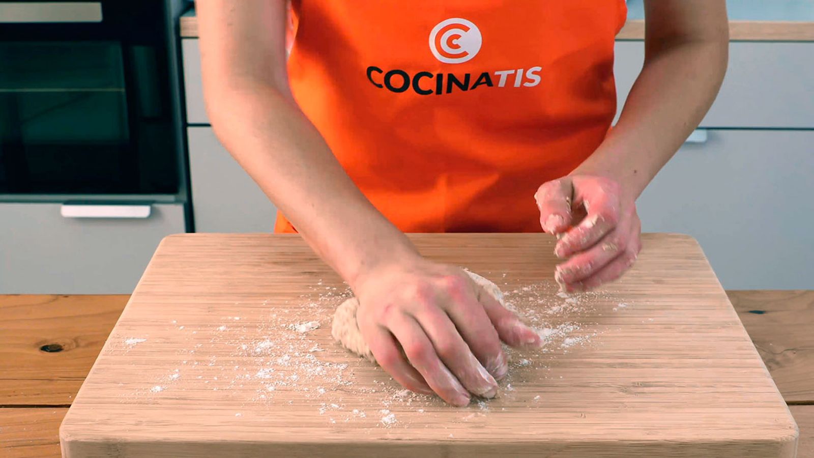 Amasa sobre una superficie enharinada Receta de masa de pizza integral paso 3