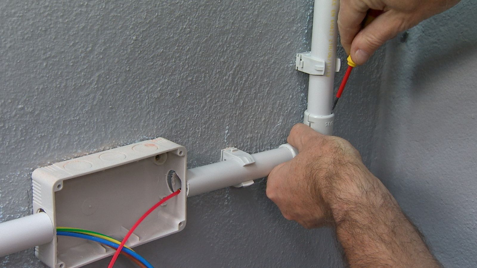 Instalación eléctrica de superficie paso 10 Instalación eléctrica de superficie paso 10