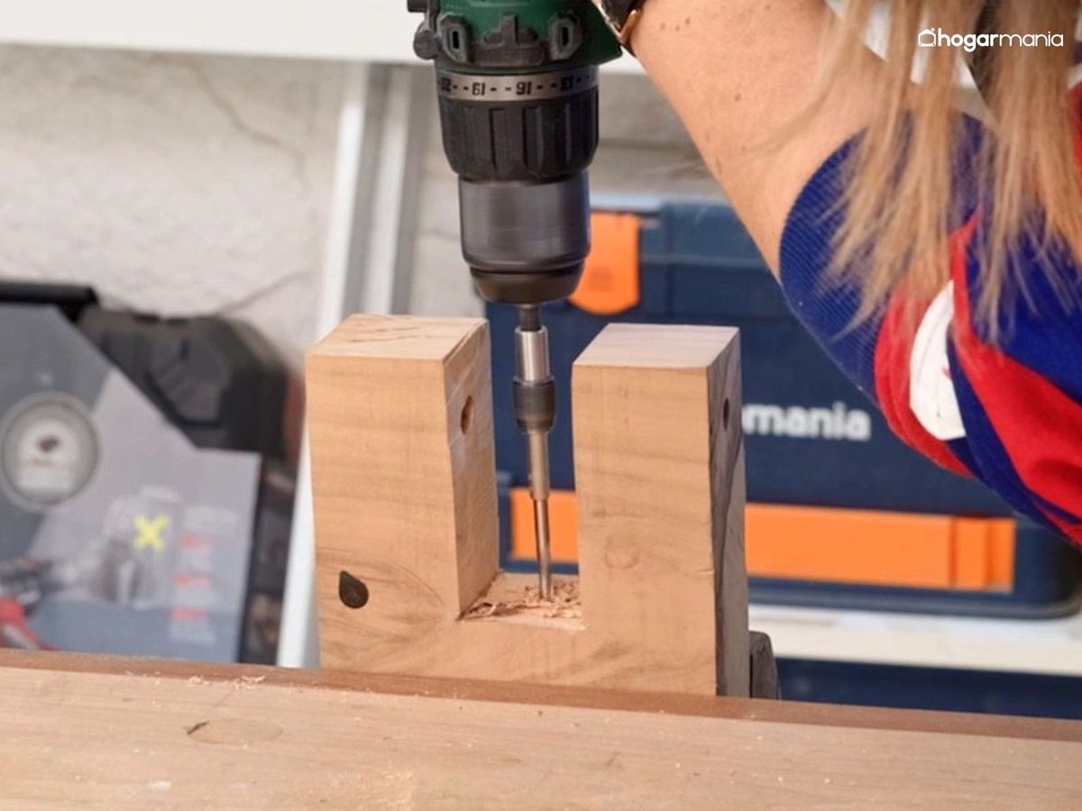Realiza el agujero que sirva como anclaje del colgador de bicis a la pared