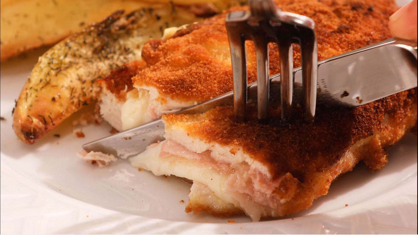 Acompaña los San Jacobos con patatas fritas San Jacobos de pavo, jamón y queso Paso 4