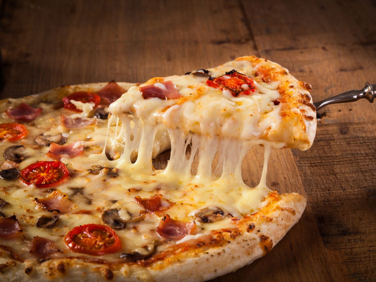 Puedes perzonalizar la pizza casera con ingredientes de tu gusto para una experiencia totalmente deliciosa.