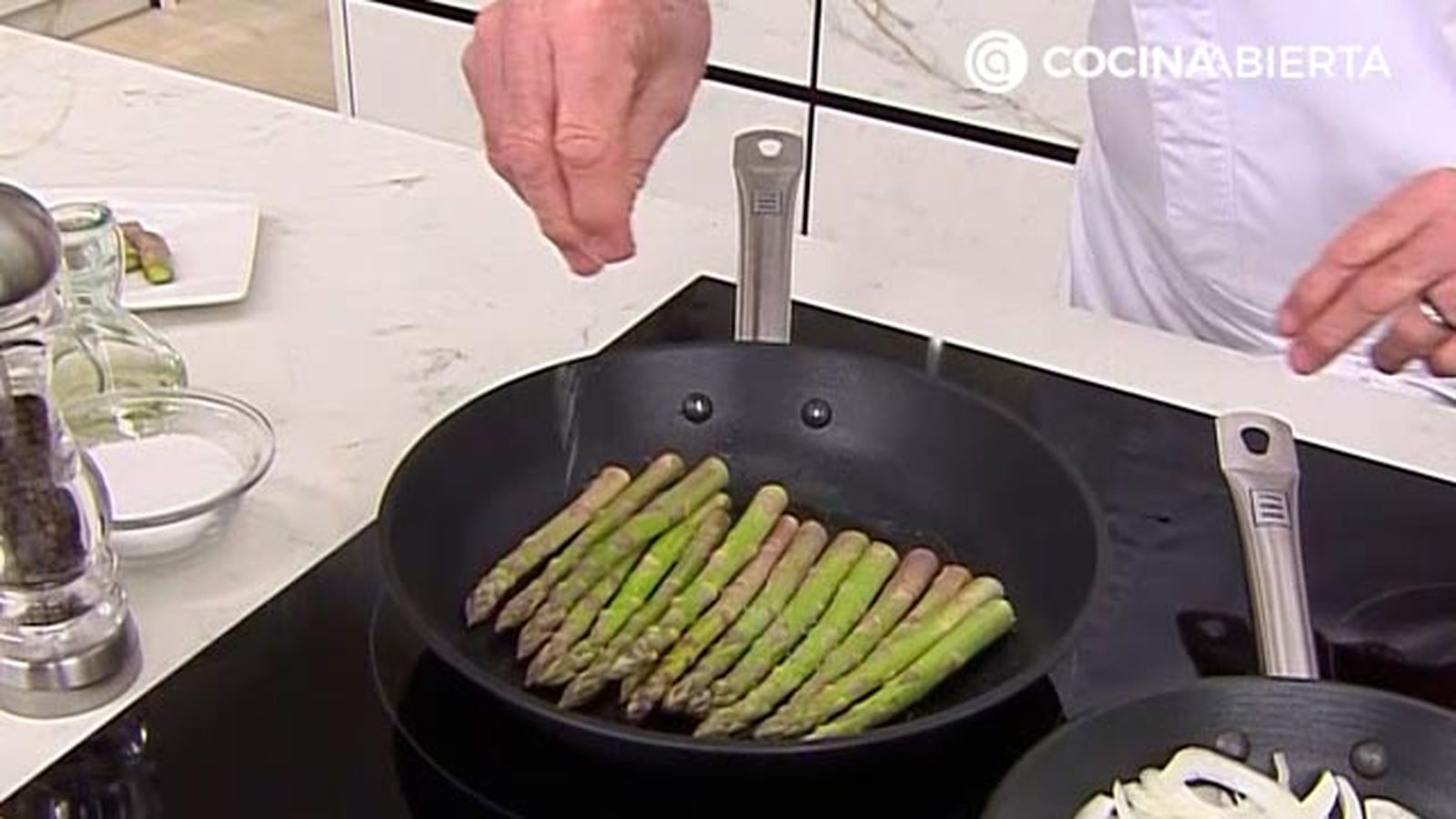 esparragos verdes con jamon y queso palitos de merluza con setas recetas programa karlos arguinano karl67420321 paso2 esparragos verdes con jamon y queso palitos de merluza con setas recetas programa karlos arguinano karl67420321 paso2