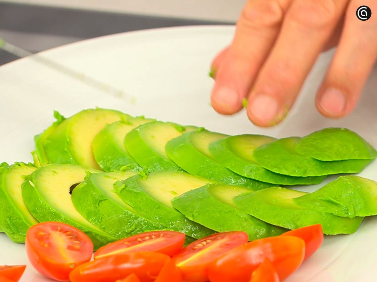 Corta en juliana la lechuga, los tomates y el aguacate en rodajas