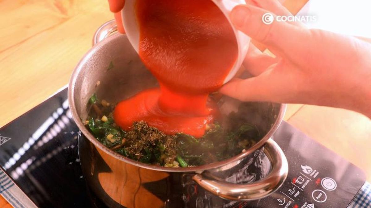Cocina las verduras y el tomate hasta que estén listos