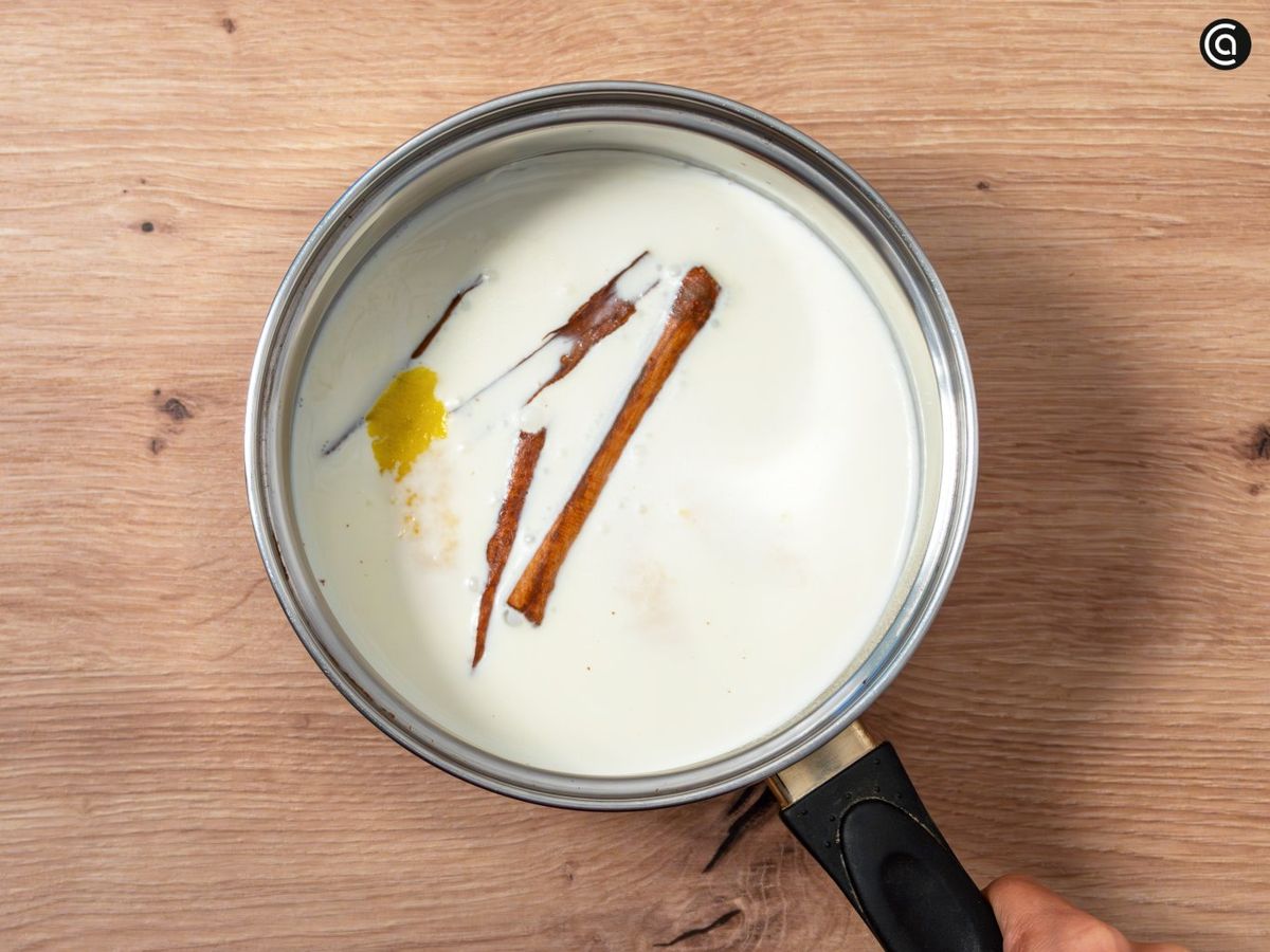 Pon leche y nata con canela y cáscara de limón al fuego suave y deja infusionar