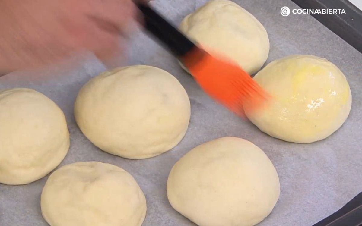 Pinta los bollos de leche antes de hornearlos para darles un aspecto brillante
