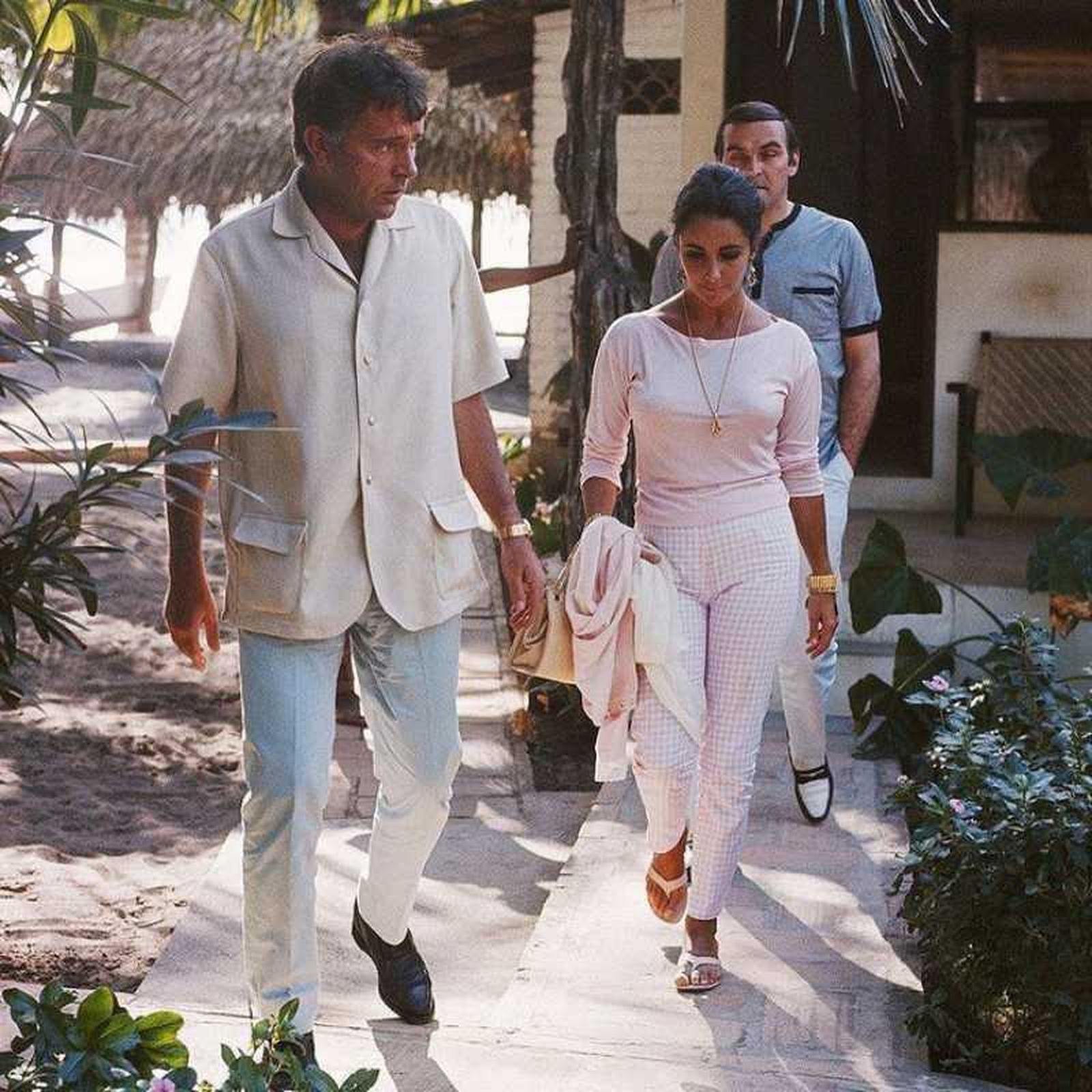 Elizabeth Taylor y Richard Burton caminando por Puerto Vallarta. Elizabeth Taylor y Richard Burton caminando por Puerto Vallarta.