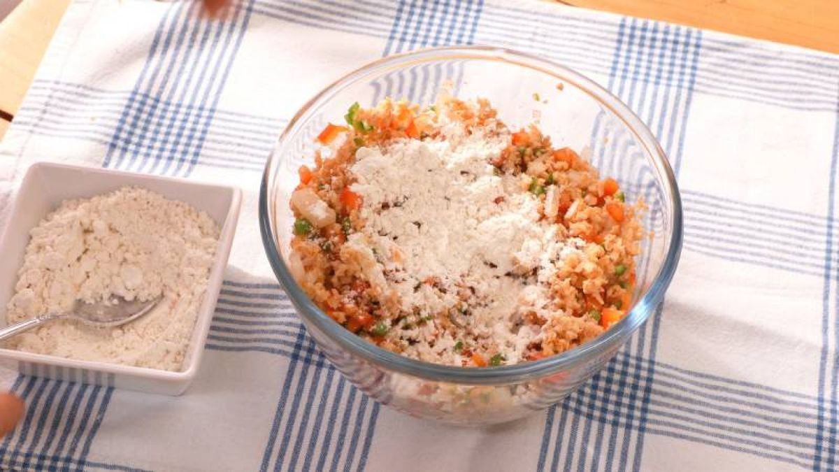 Agrega la harina gradualmente y amasa hasta obtener una masa homogénea