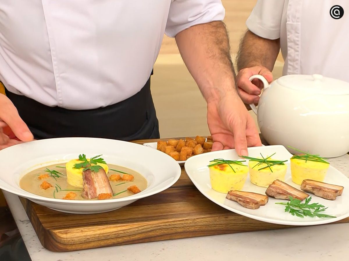 Reparte picatostes y decora con una hoja de perejil