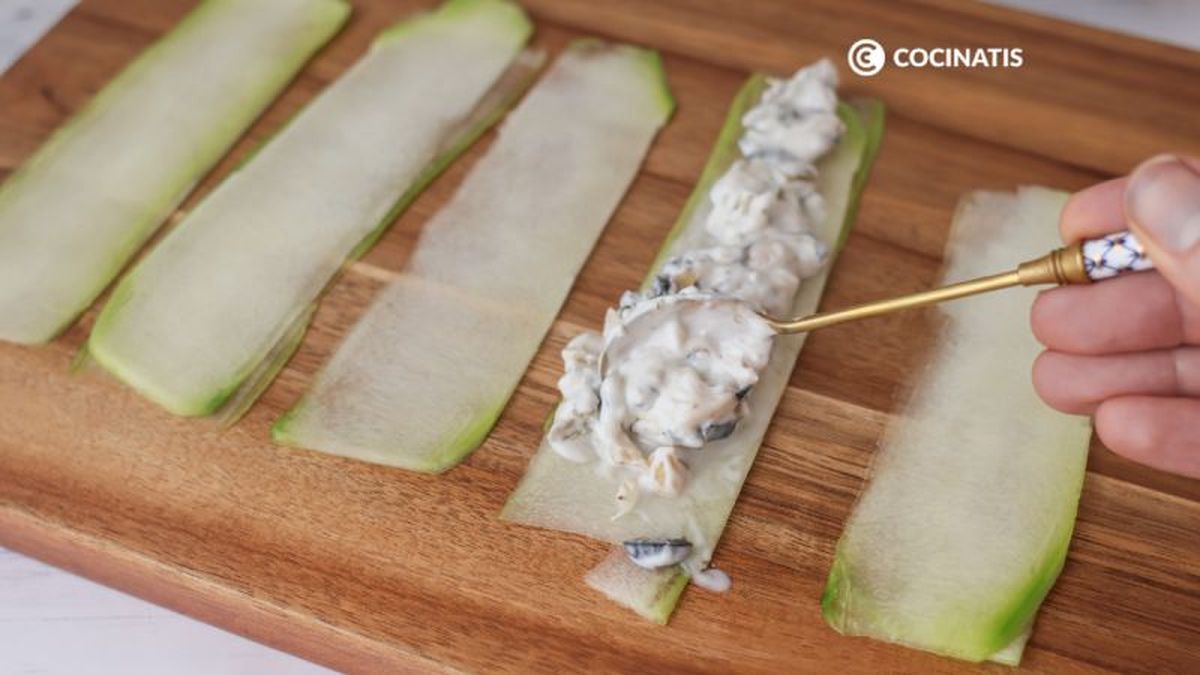 Repartimos la mezcla de queso sobre el calabacín laminado