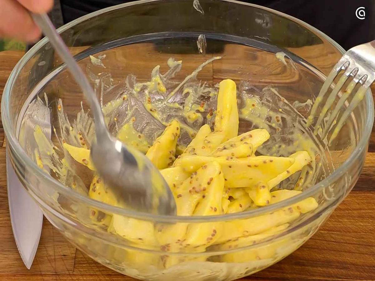 Mezcla las peras con mostaza