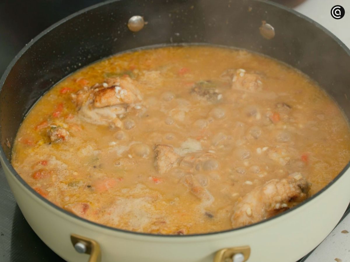Agrega el arroz y el caldo y continúa la cocción