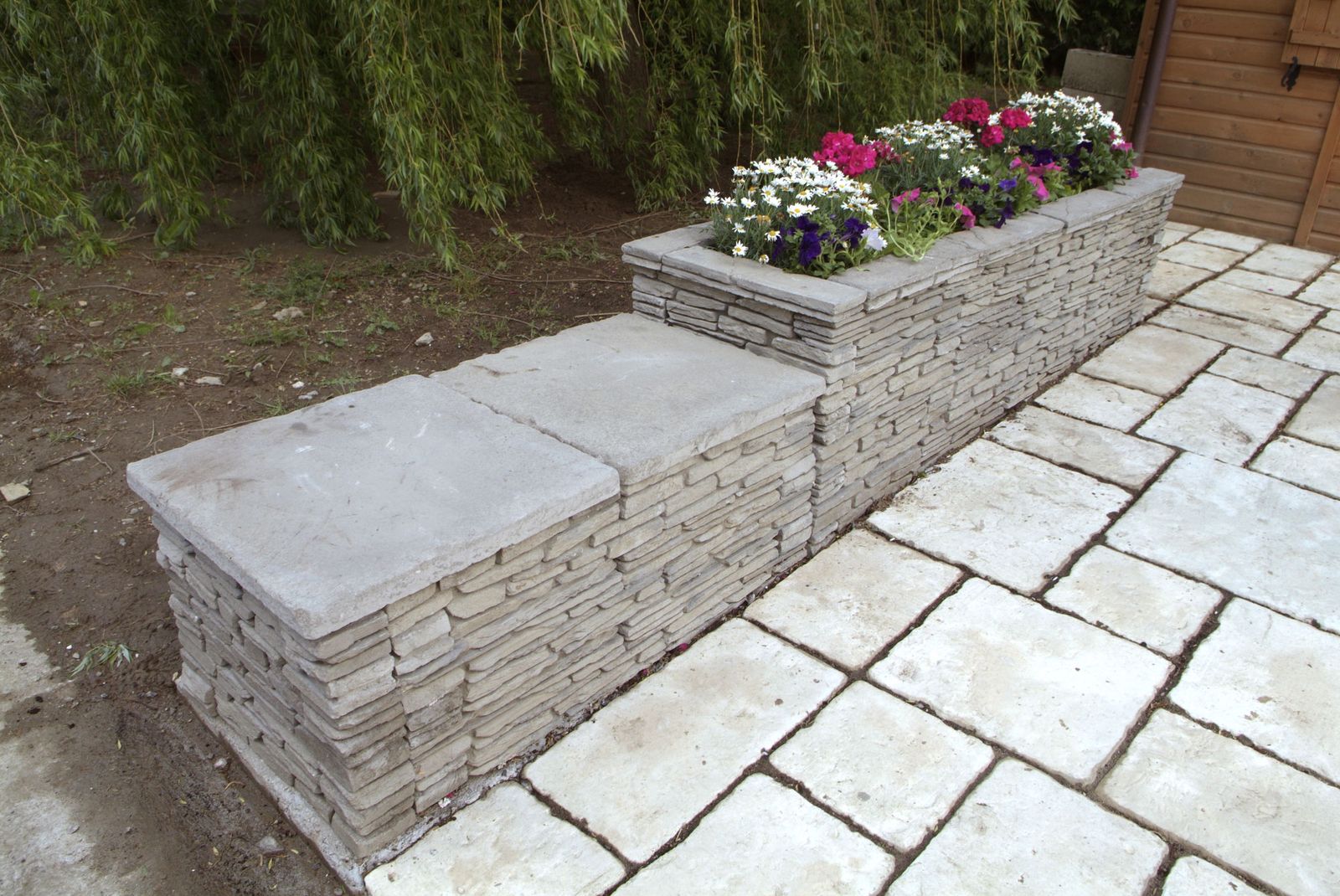 Banco con jardinera paso 15 Banco con jardinera paso 15
