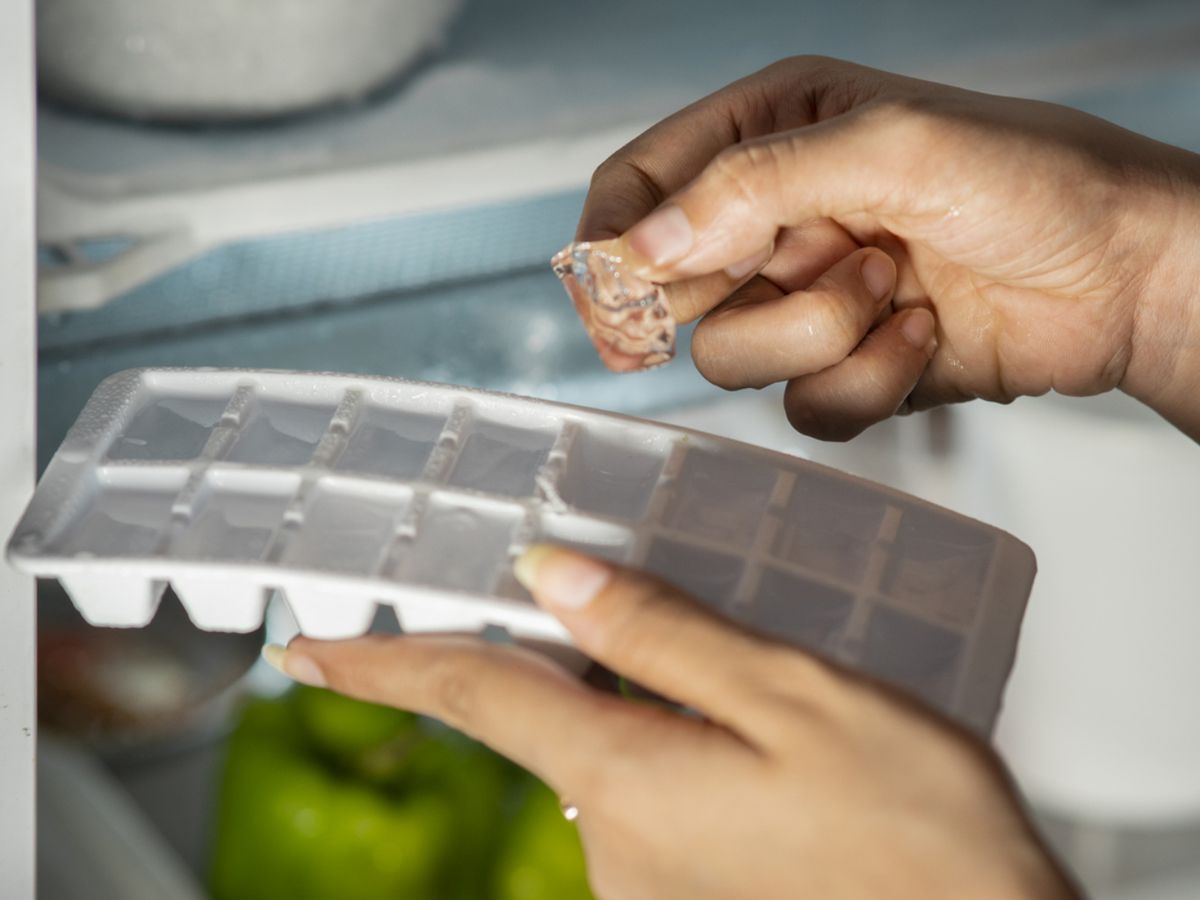 Un simple cubito de hielo puede ser tu mejor aliado para limpiar la plancha sin esfuerzo.