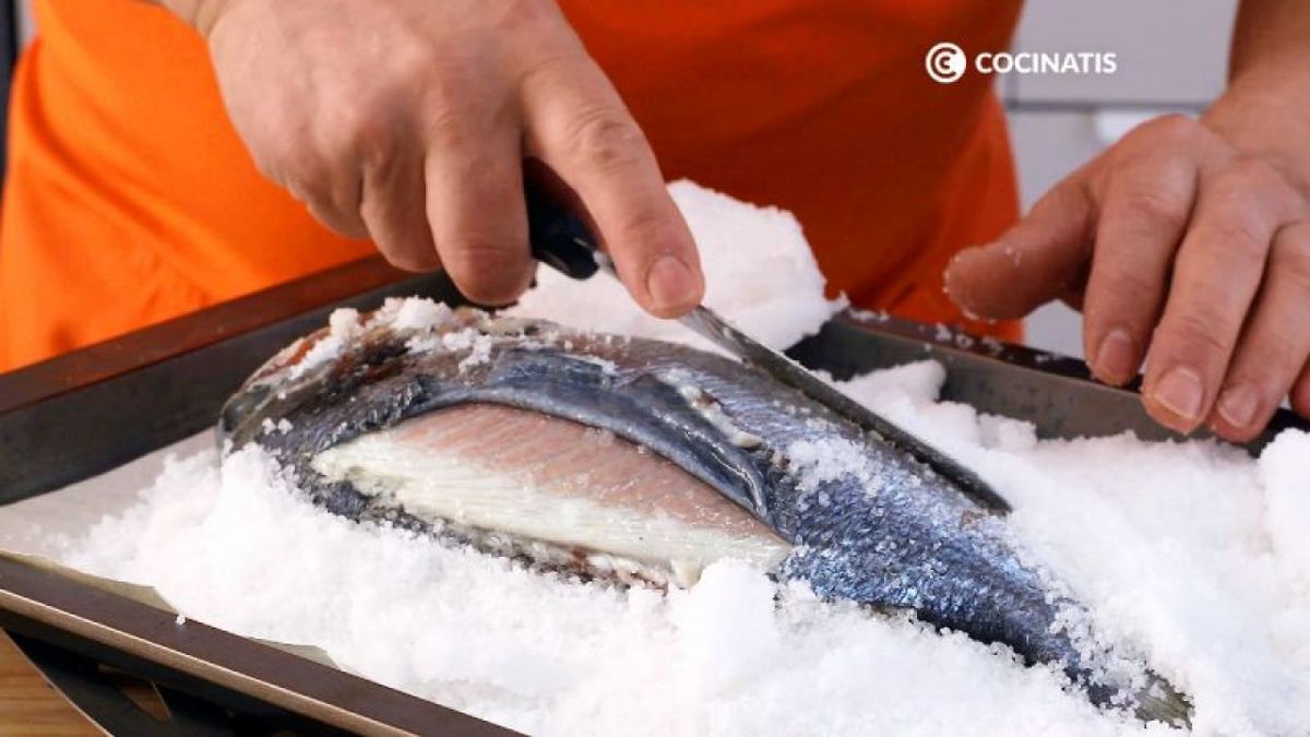 Retiramos la piel a la dorada asada / Fotos: Cocinatis