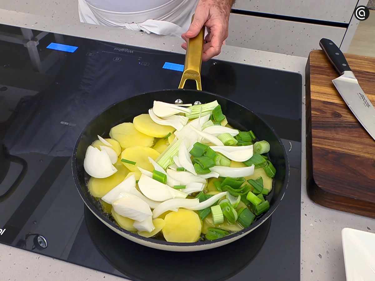 Cocina las patatas panaderas para el chicharro a la bilbaína