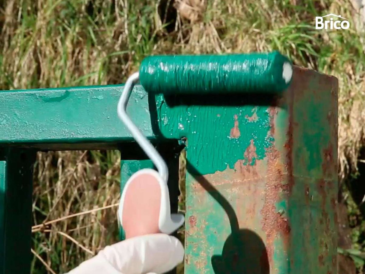 Pinta el hierro con pintura antioxidante