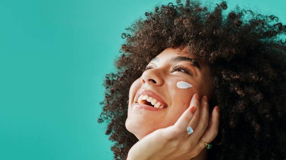 aplicar crema en el rostro pantenol