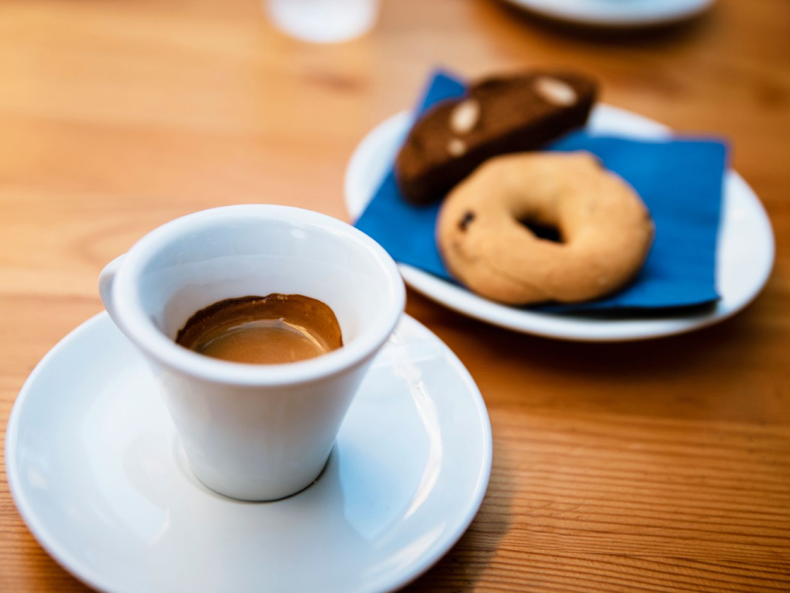El café italiano por excelencia, intenso y corto, con su característica crema.