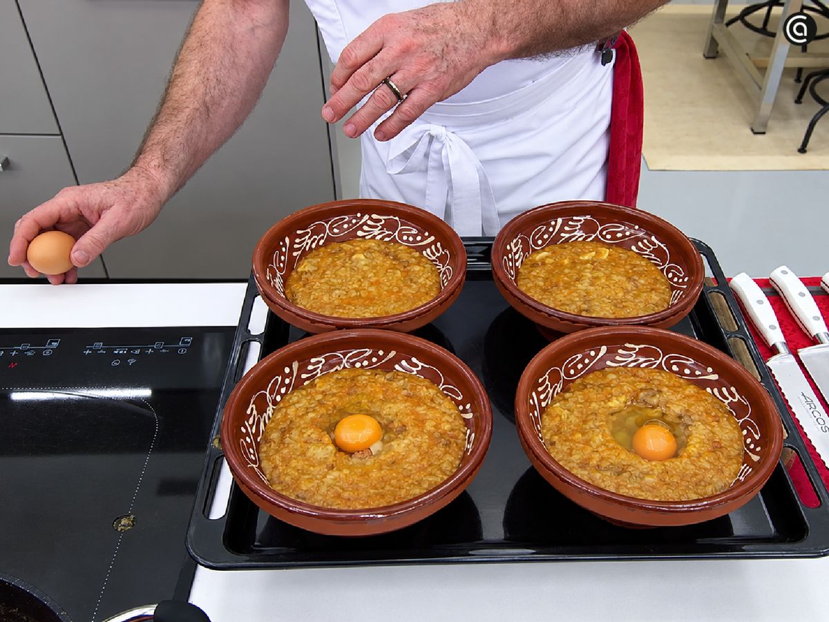 Casca los huevos para añadirlos a la sopa castellana y mete los cuencos al horno