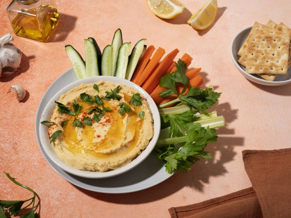 El hummus con bastones de verduras crudas es una opción que aguanta bien sin refrigeración.