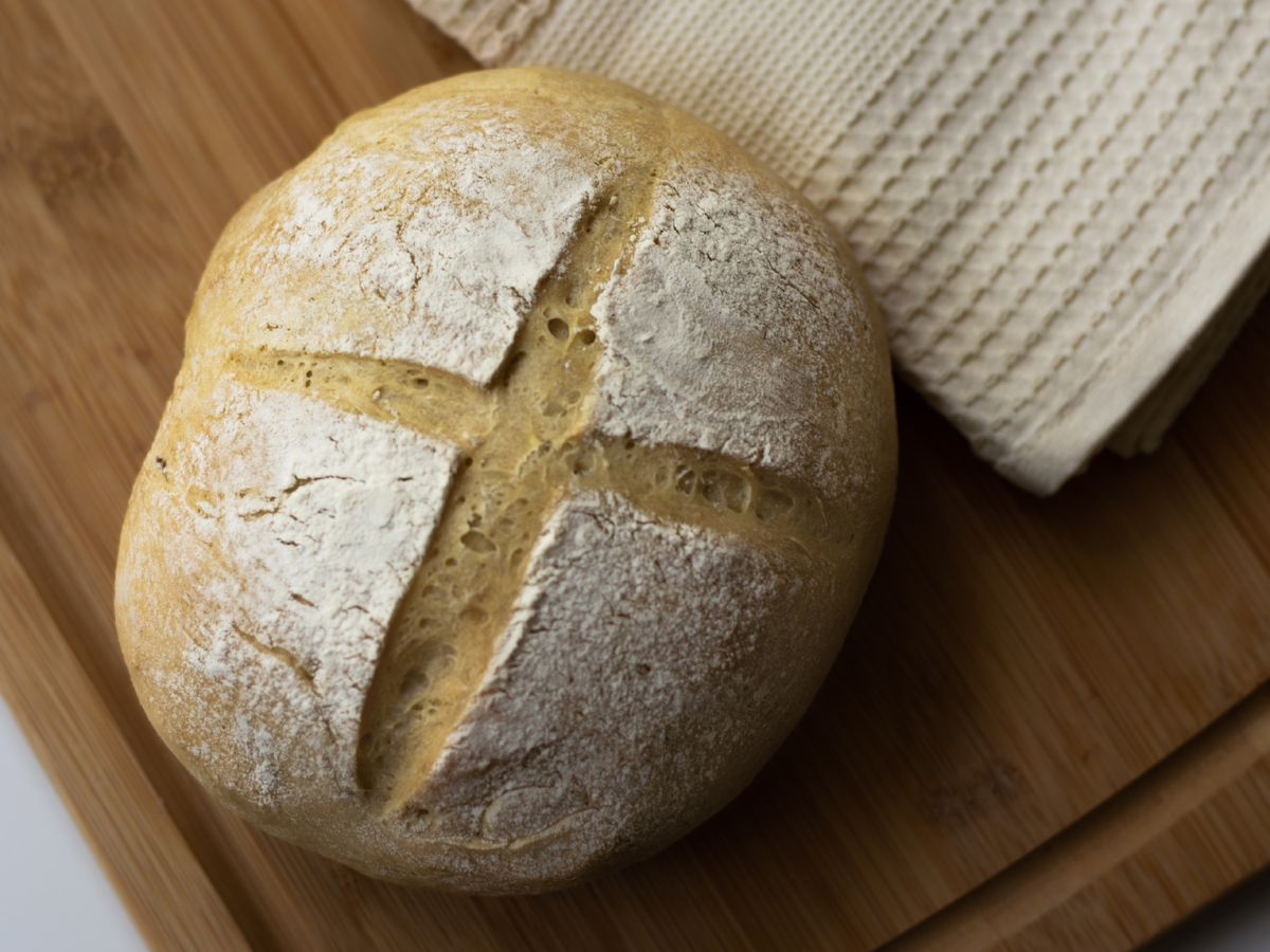 Marcar una cruz sobre el pan era una forma de bendecir la masa y alejar las desgracias, una costumbre que aún perdura en muchas cocinas.