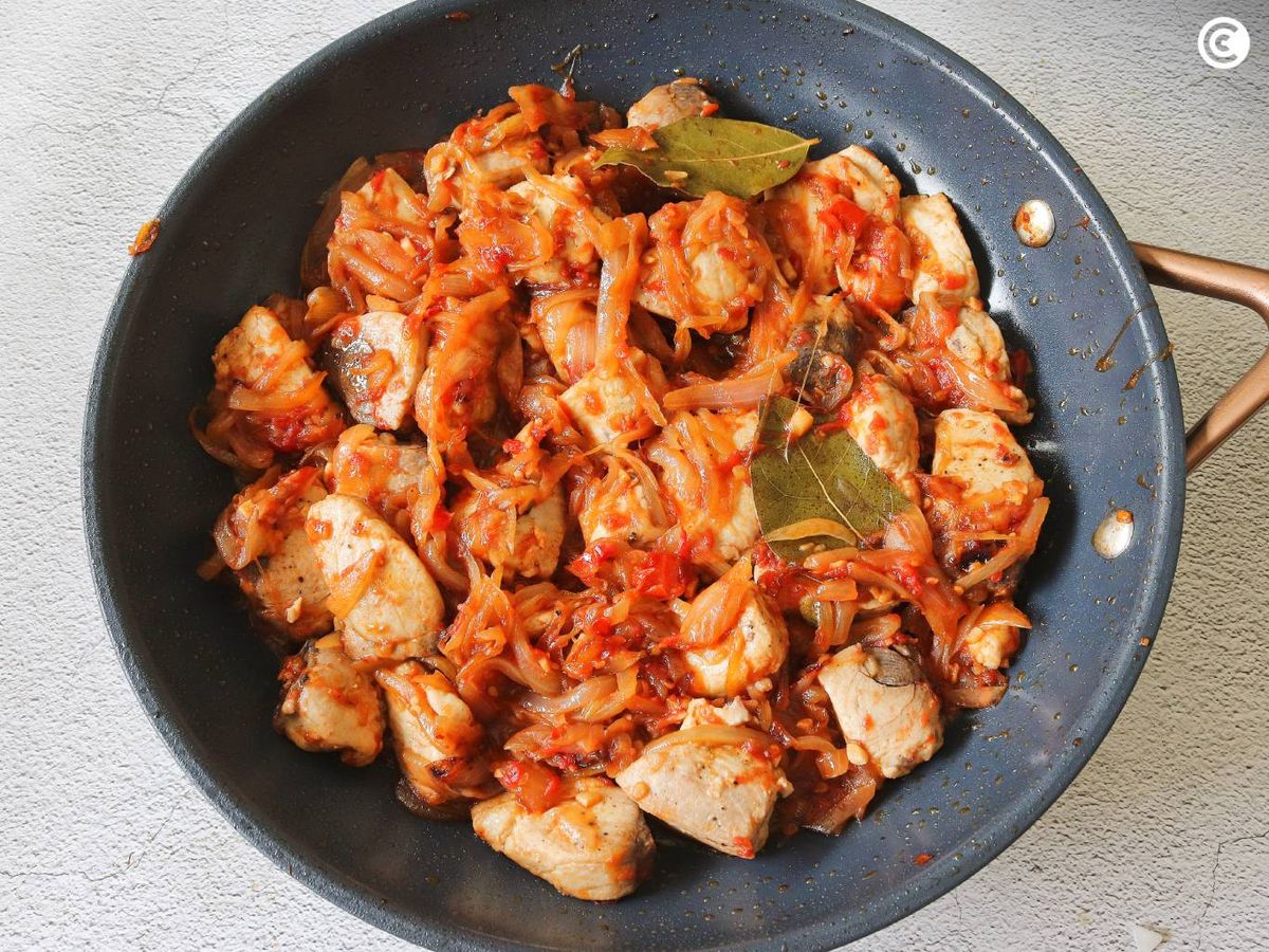 Cocinar el bonito con la cebolla
