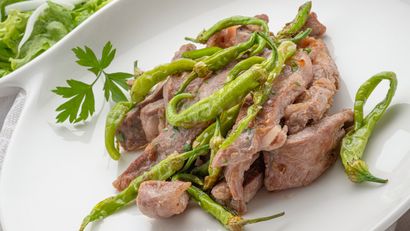 Lagarto con guindillas fritas y ensalada de Karlos Arguiñano