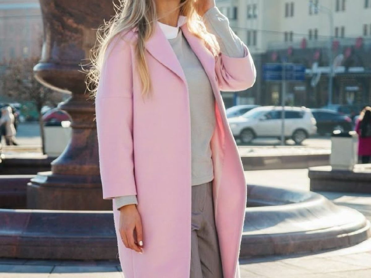 Combinación de color gris con abrigo en rosa claro