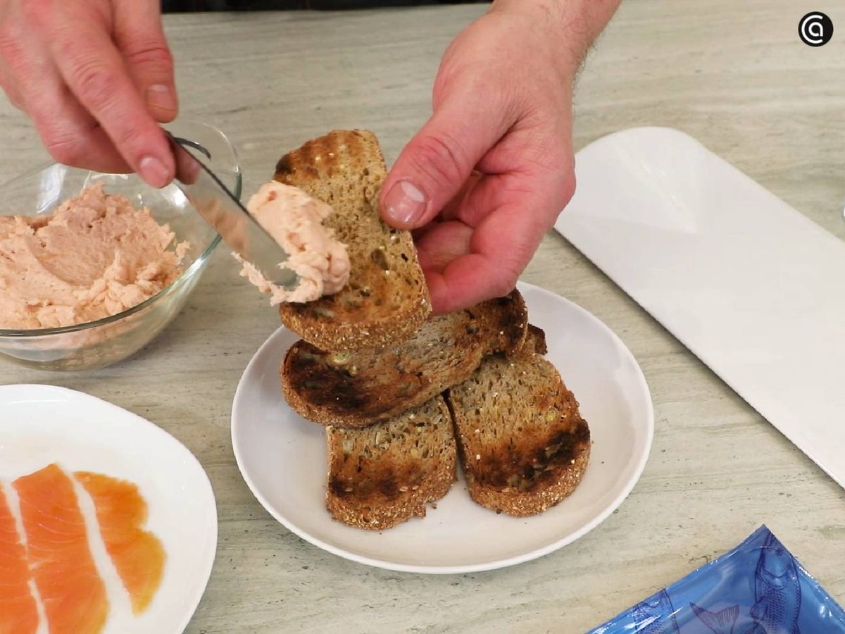 Unta el pate de salmón sobre las tostadas
